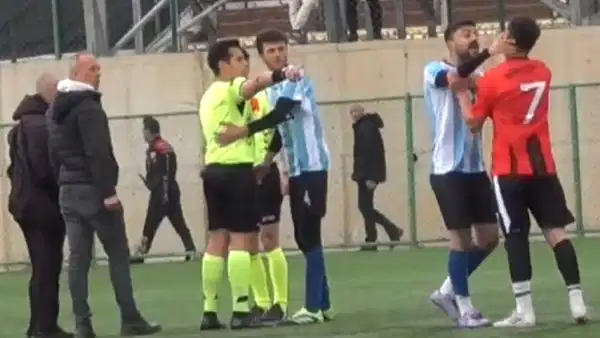 Futbol sahasında çirkin görüntüler: Hakemin yüzünü yumruklayan futbolcu gözaltına alındı!