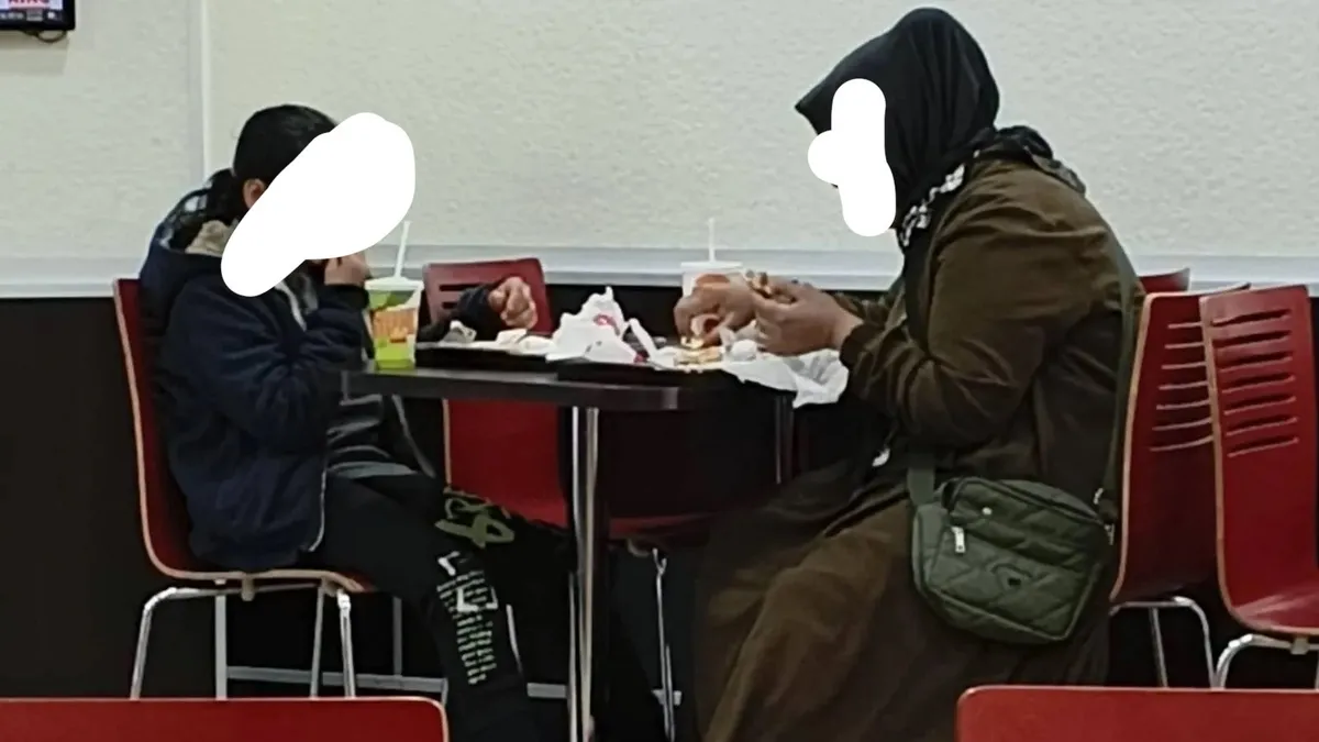Ünlü fast food zincirinde insanlık dışı muamele görmüşlerdi: Onuru kırılan anne yaşadıklarını anlattı: “Biz insan değil miyiz”