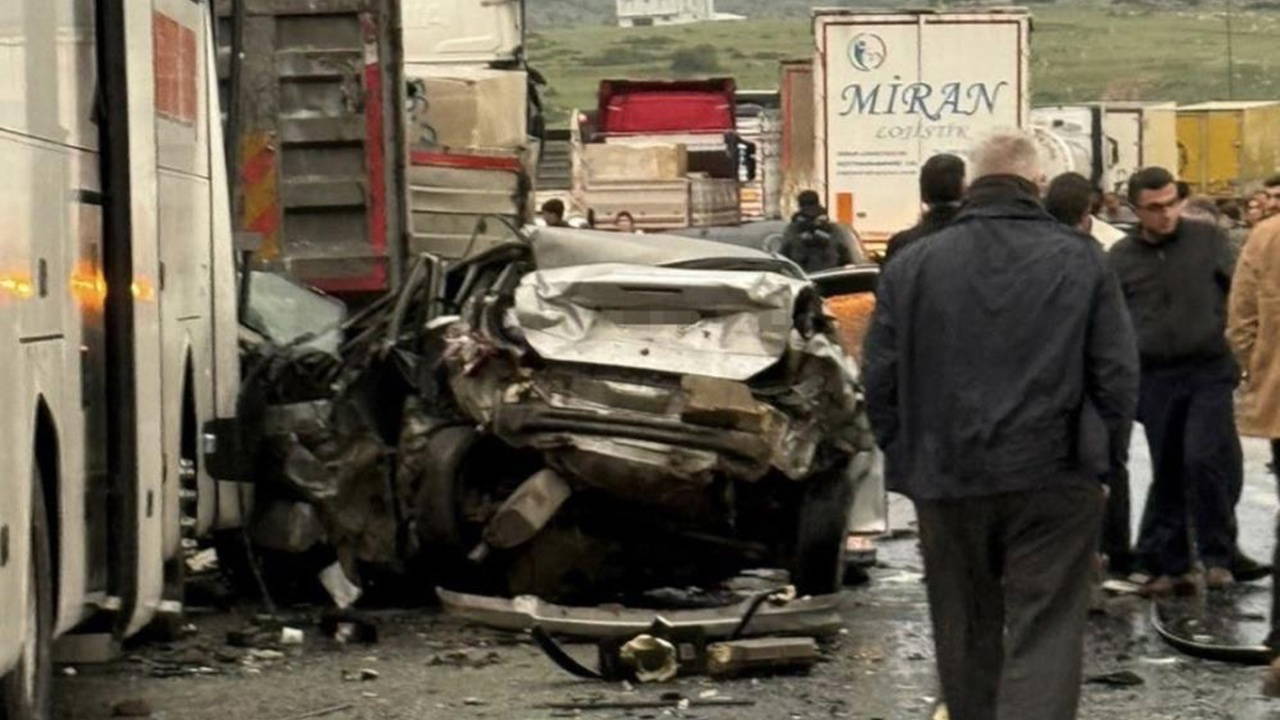 TAG Otoyolu’nda araçlar birbirine girdi: 1’i ağır 5 yaralı