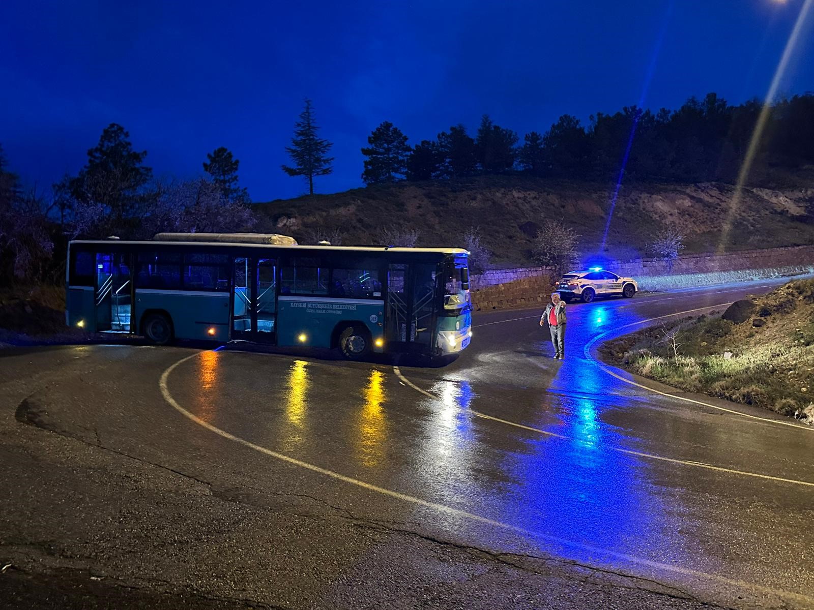Çaldığı halk otobüsüyle kaza yaptı