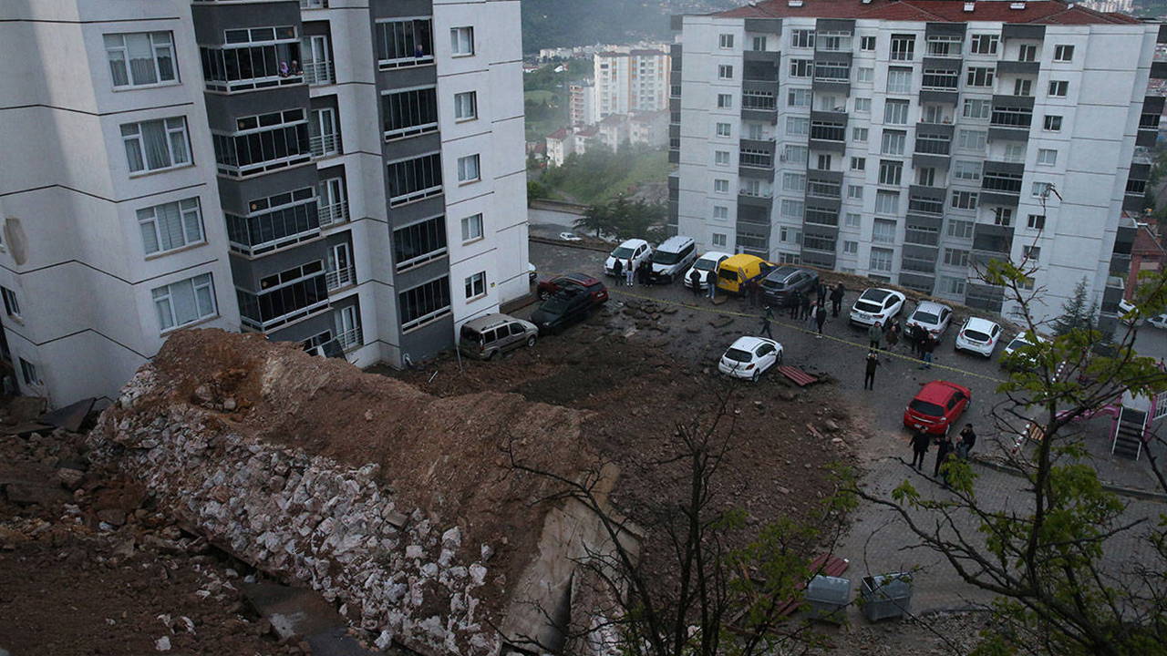 Tokat'ta panik anları: Bir sitenin istinat duvarı çöktü
