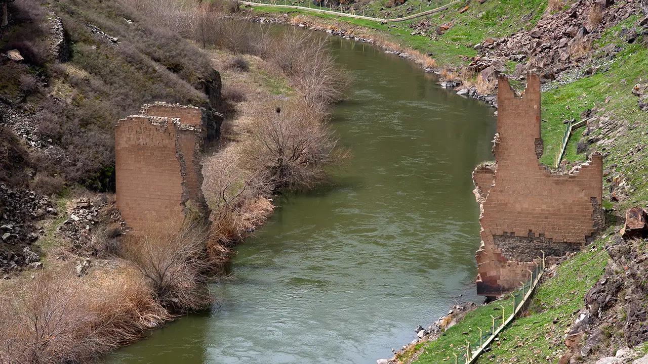 Cumhurbaşkanı Yardımcısı Yılmaz duyurdu: Ermenistan'la 'Ani Köprüsü'nün ortak restorasyonu anlaşması imzalandı