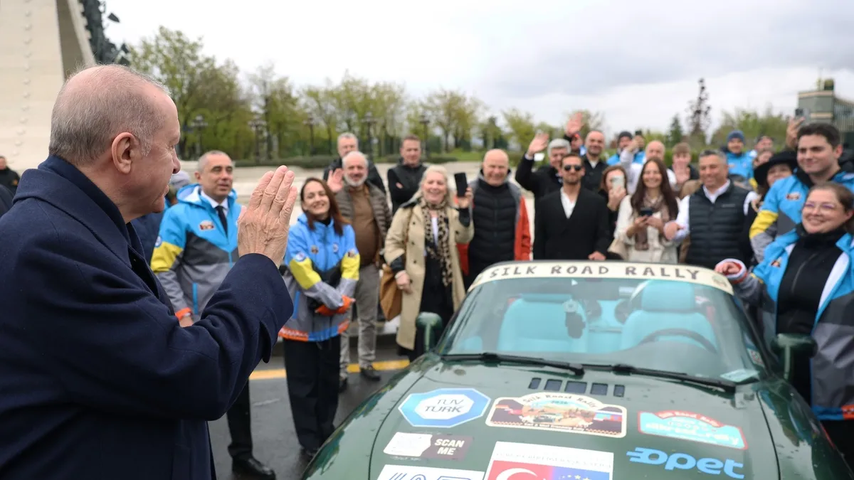 Başkan Erdoğan, Doğu-Batı Dostluk ve İpek Yolu Rallisi grubunu uğurladı