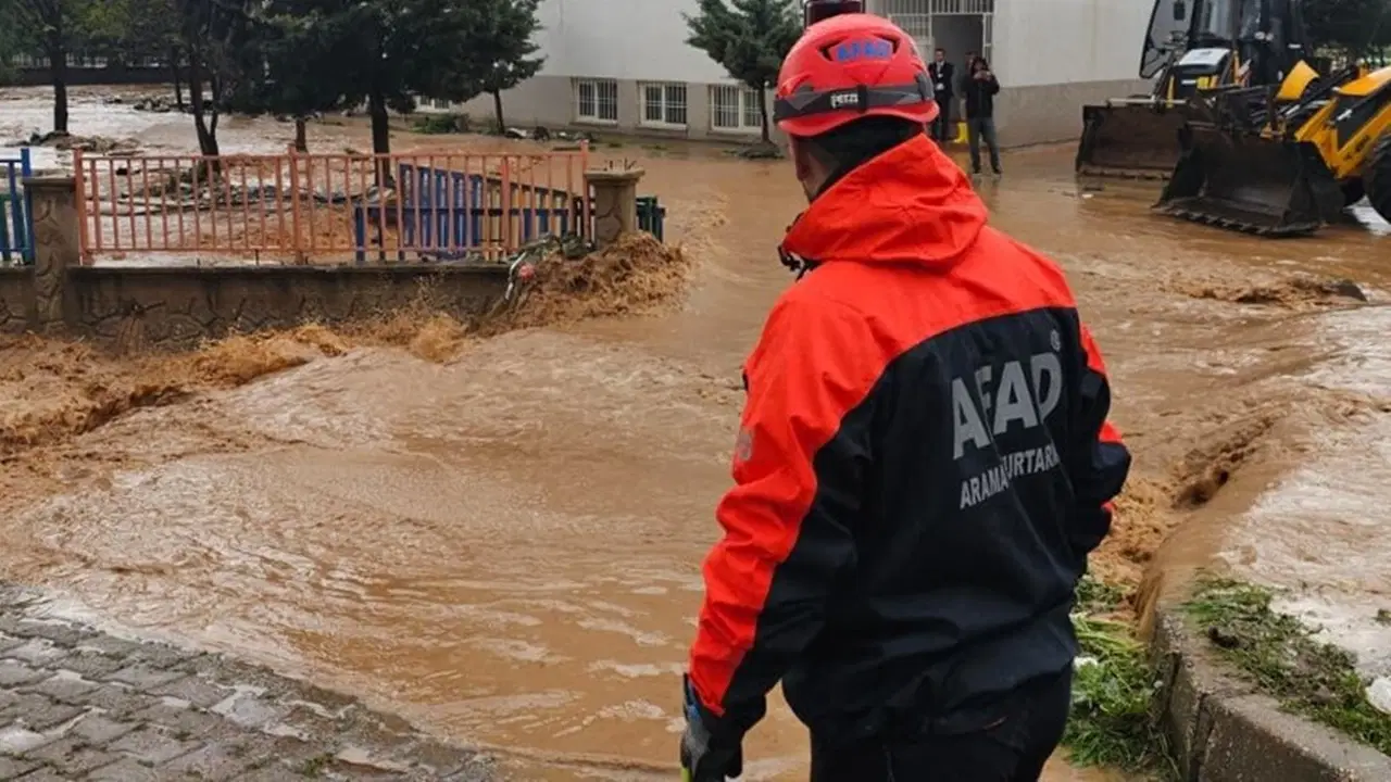 AFAD'dan olumsuz hava koşullarına ilişkin açıklama: 2 ölü, 33 yaralı