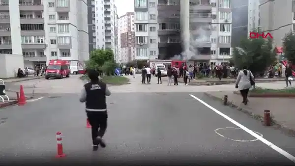 Adana’da 14 katlı apartmanda yangın paniği