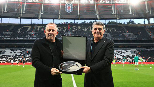 Sergen Yalçın'a 100. maç özel plaket!