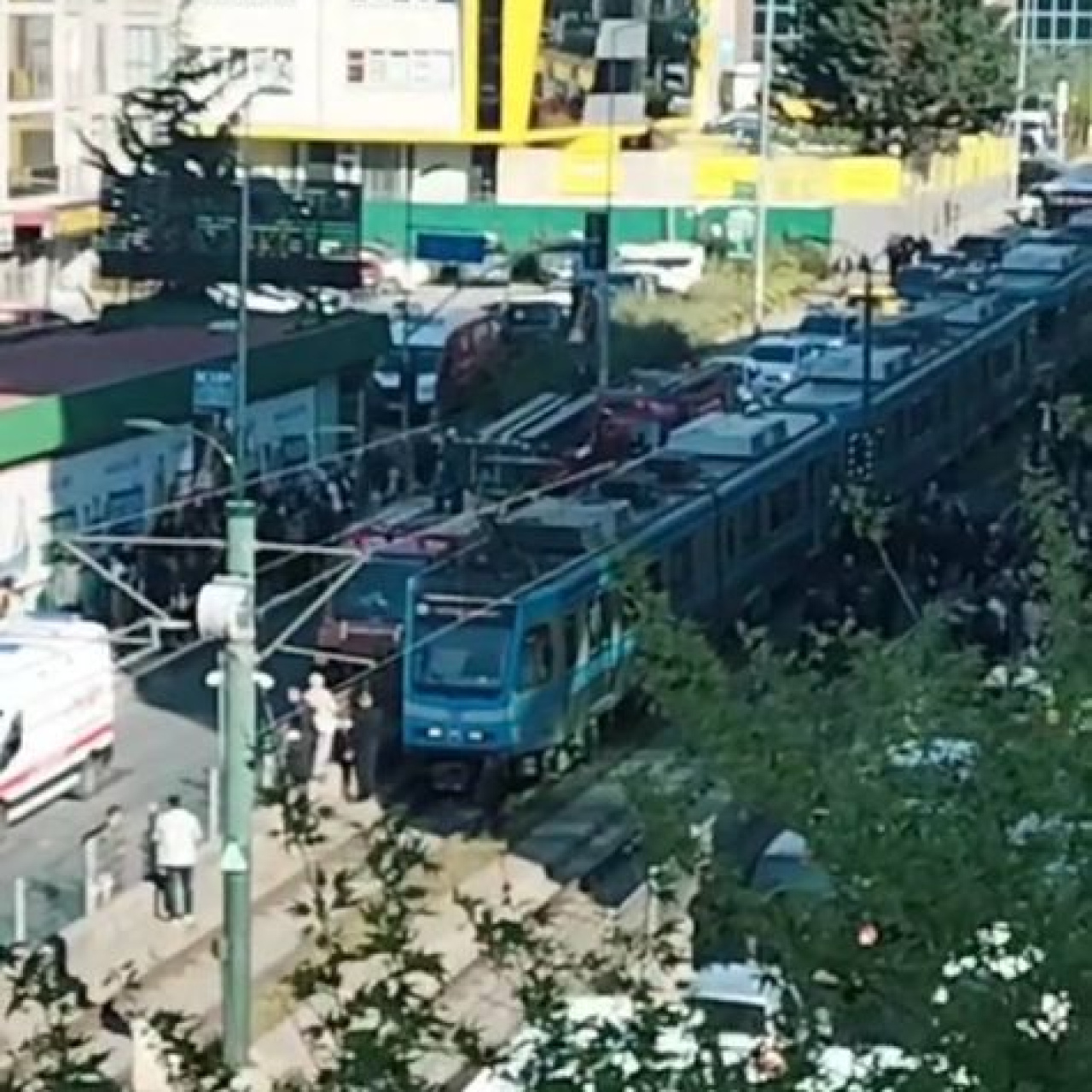 Motosikletliye tramvay çarptı!
