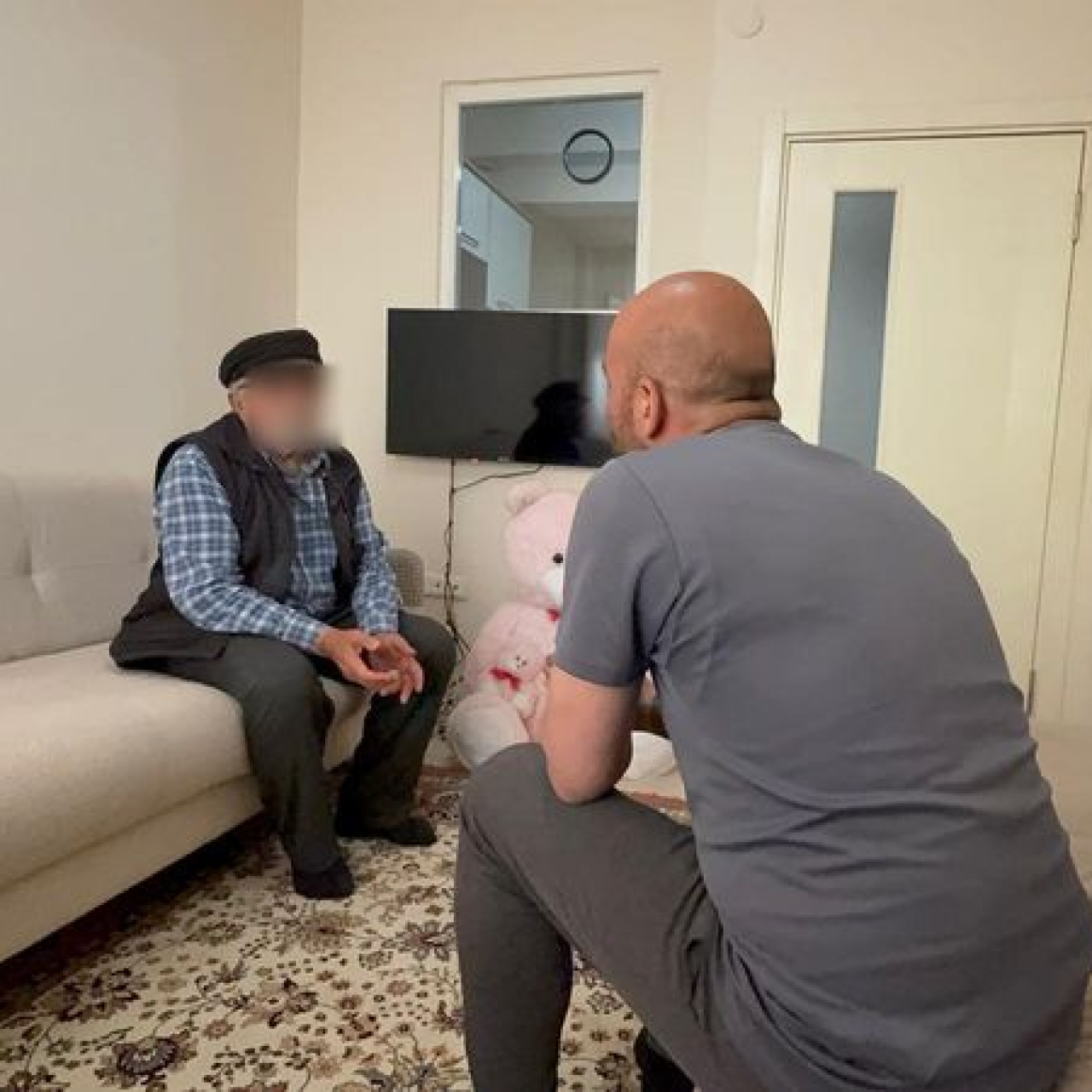 İBAN'ları paylaştı, babasıyla hapis yattı