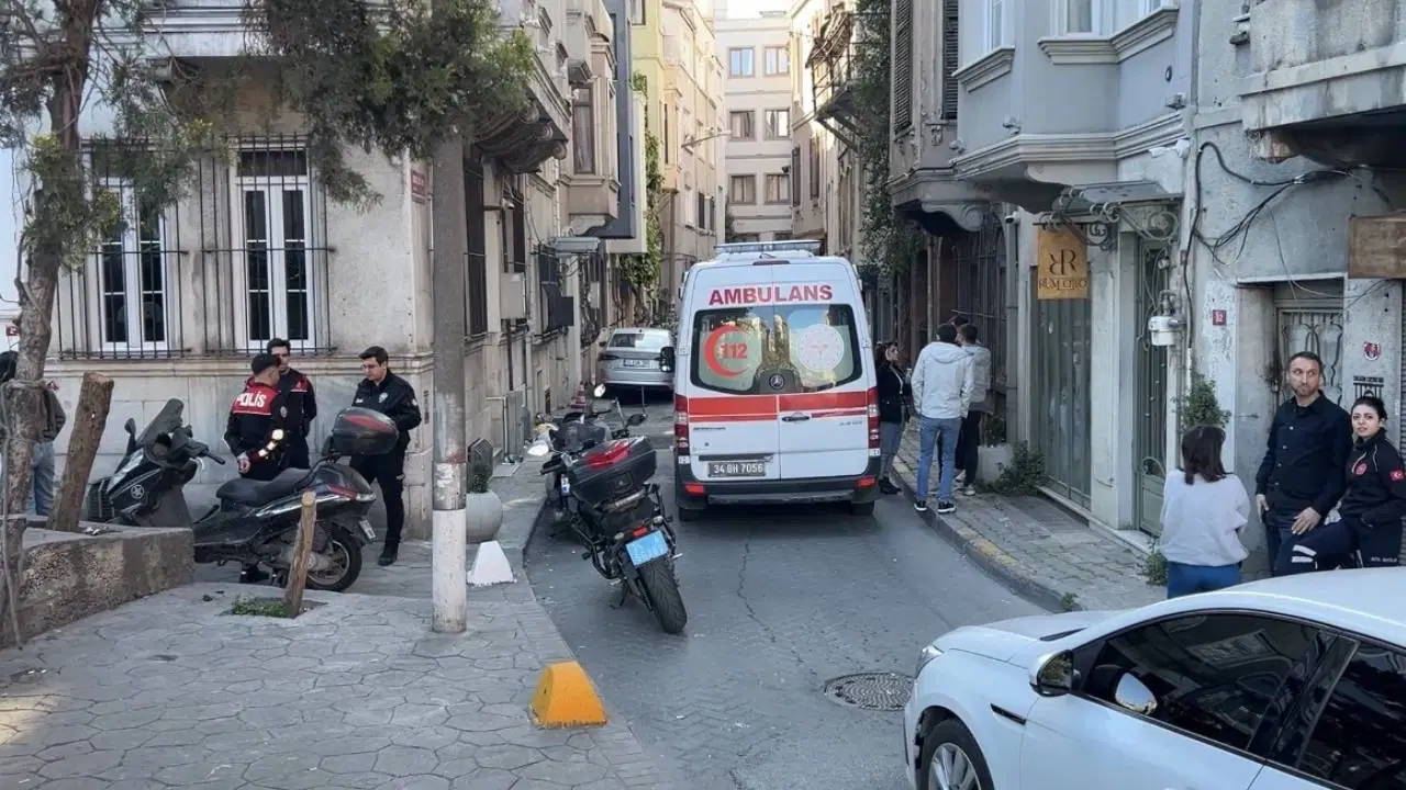 Beyoğlu’ndaki evinde ölü bulundu, kız arkadaşı gözaltına alındı