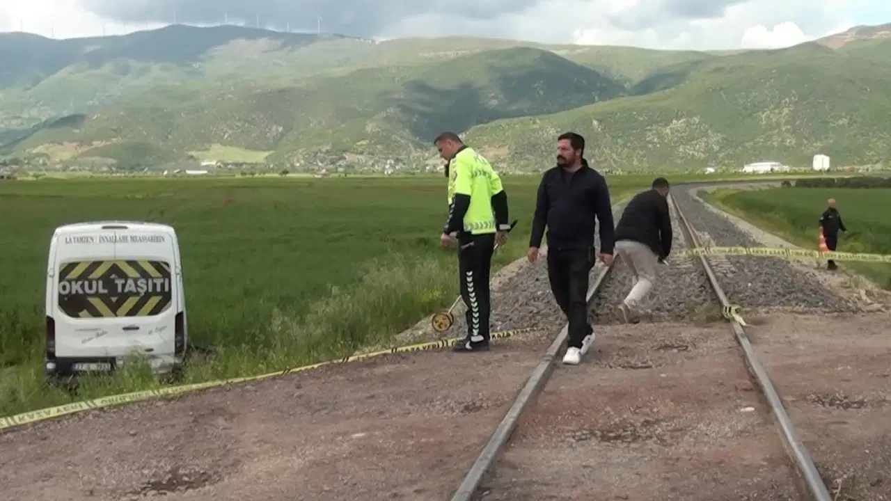 Gaziantep'te tren öğrenci servisine çarptı: Çok sayıda yaralı var