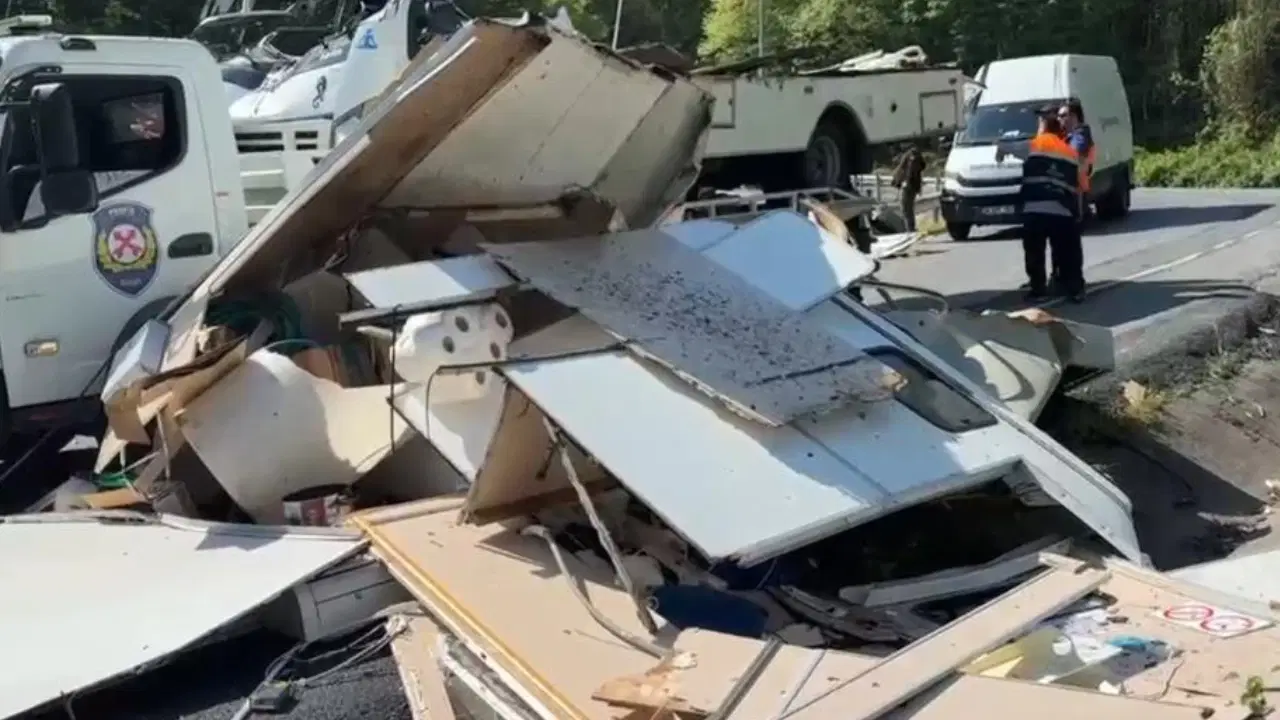 Sarıyer’de bariyerlere çarpan karavan paramparça oldu, sürücü hayatını kaybetti