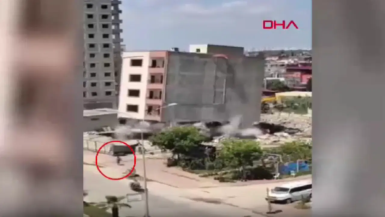 Apartmanın yıkımı sırasında, kaldırımdaki kadın enkaz altında kalmaktan son anda kurtuldu