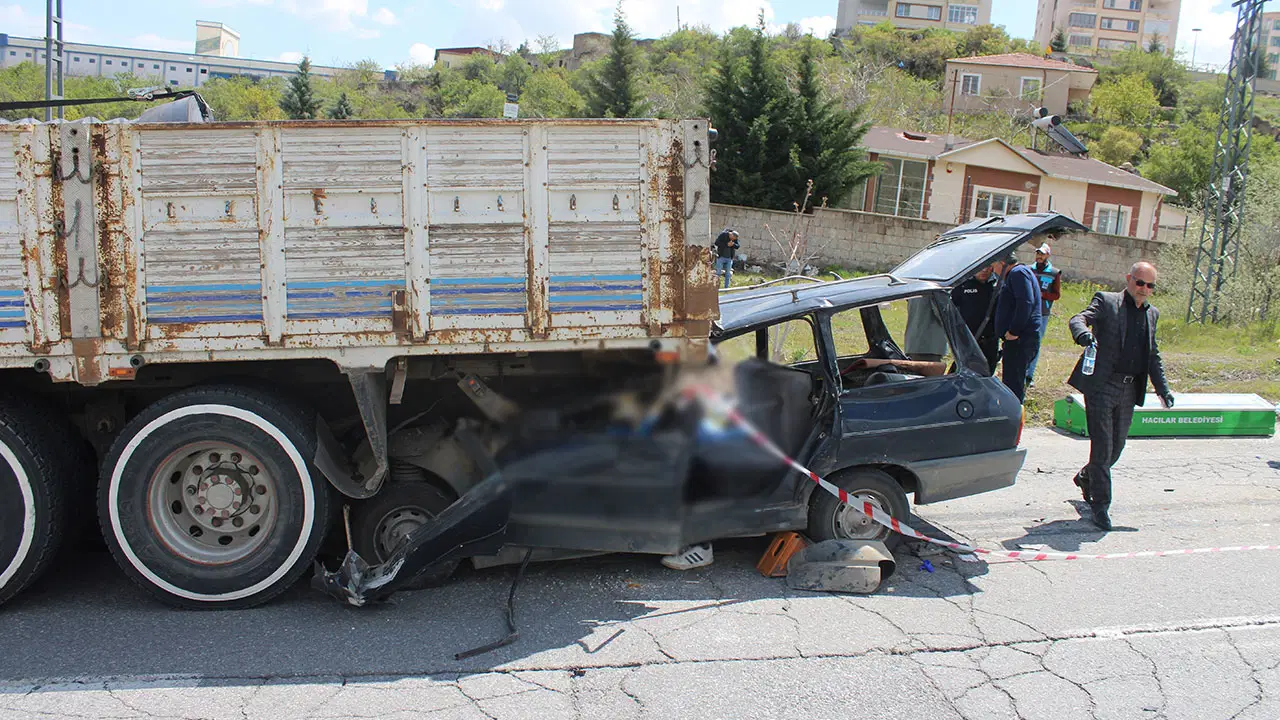 Kayseri'de feci kaza... Otomobil kamyonun altına girdi: Anne öldü, çocuğu ağır yaralı