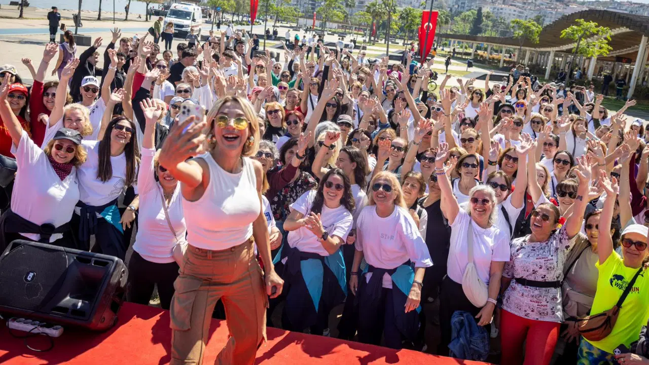 Konaklı annelerden Anneler Günü dansı