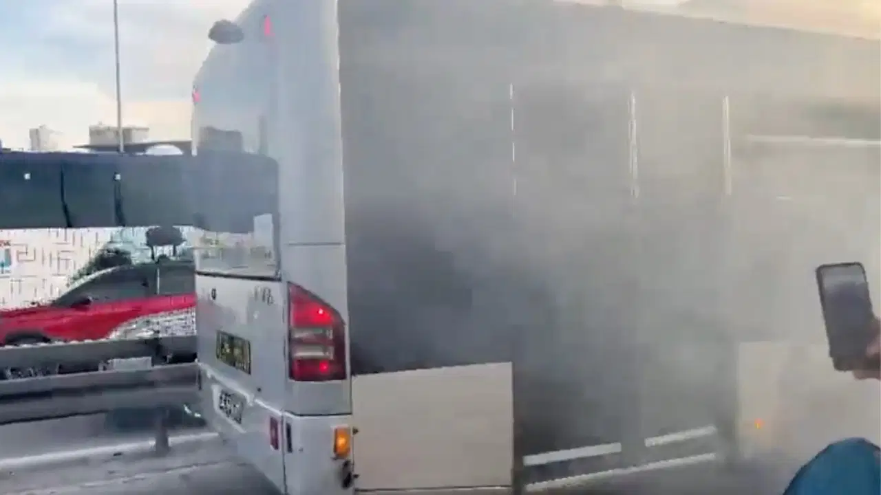 Son dakika... Metrobüste yangın: Kısa sürede söndürüldü!