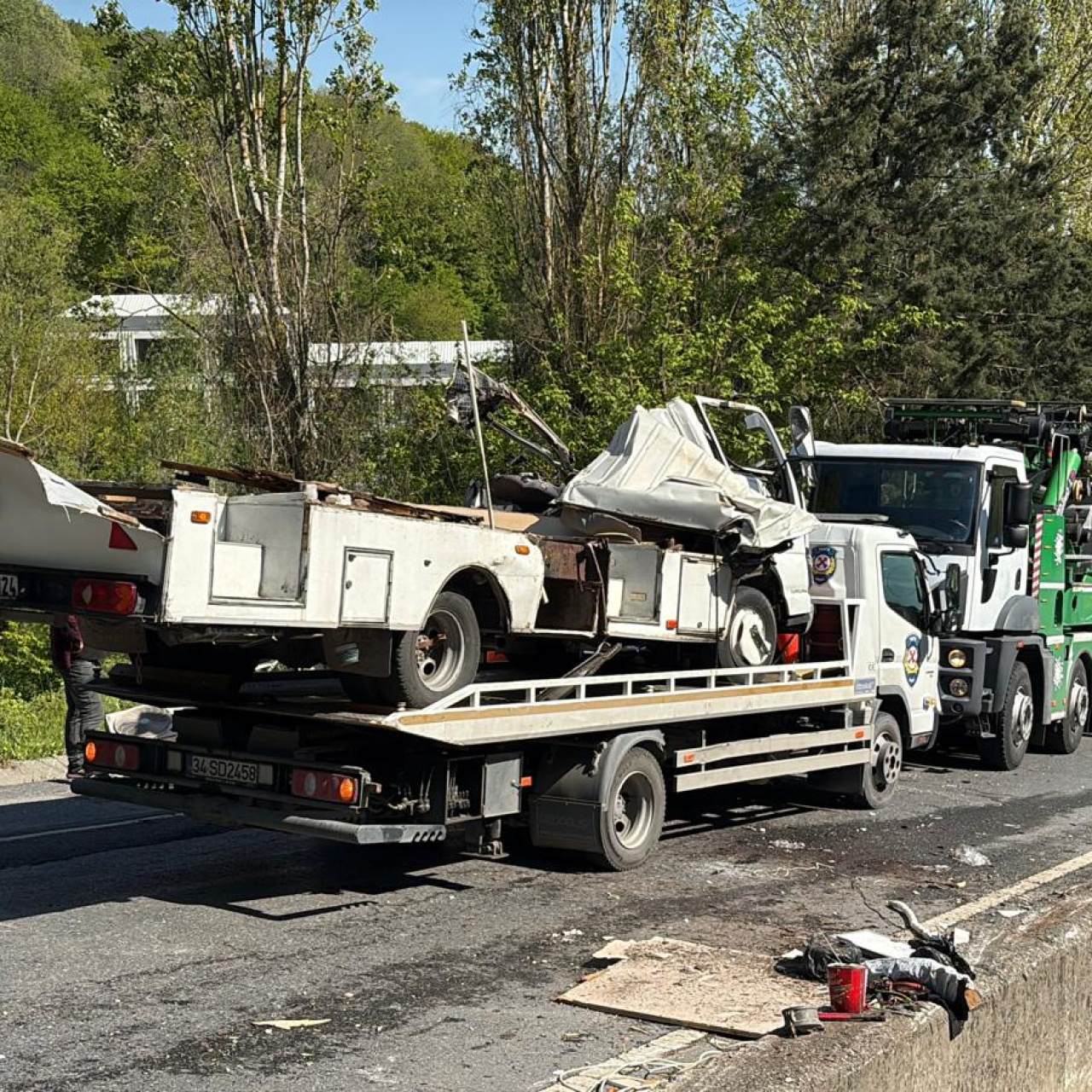 Bariyerlere çarpan karavan parçalara ayrıldı!