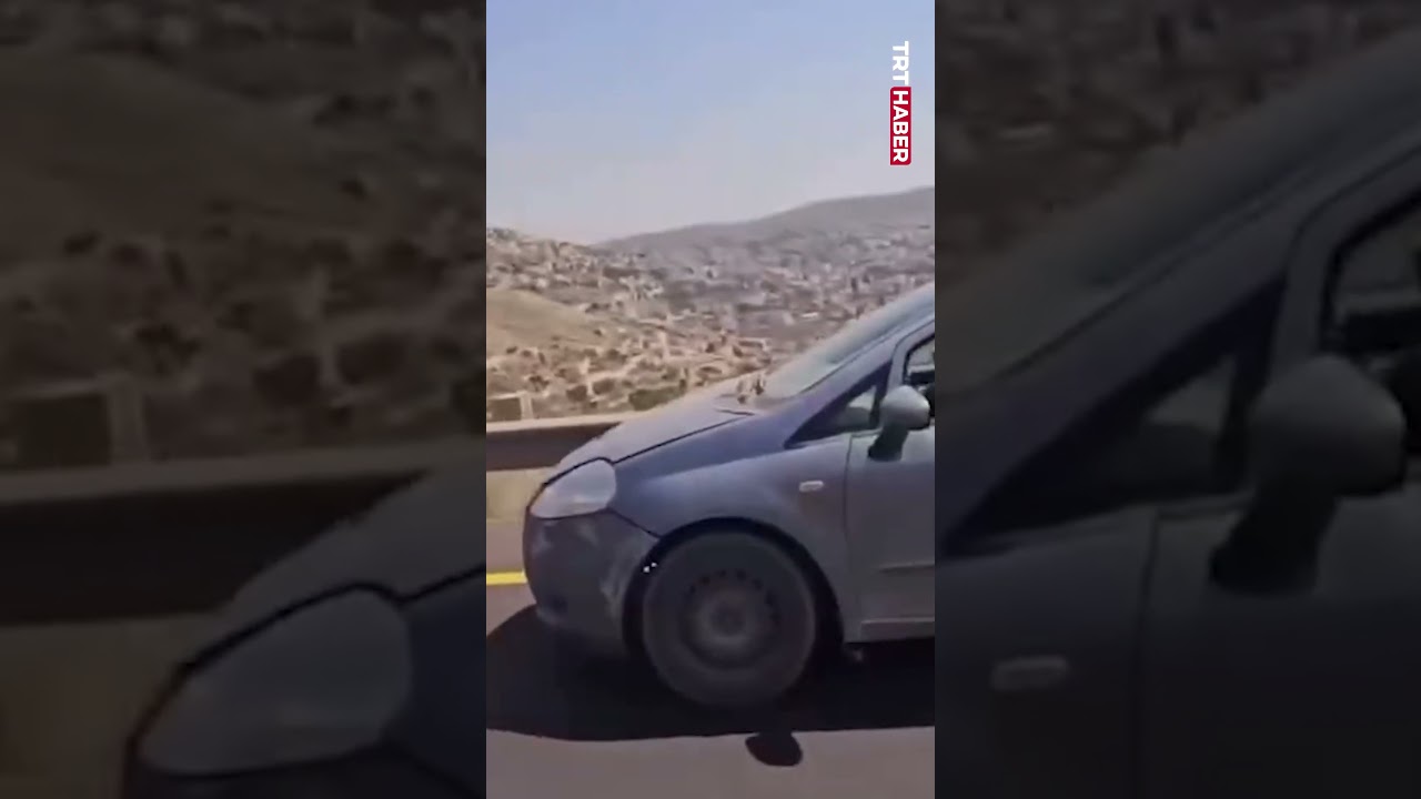 İsrailli bir işgalci, Batı Şeria'da ambulansın yolunu kesti