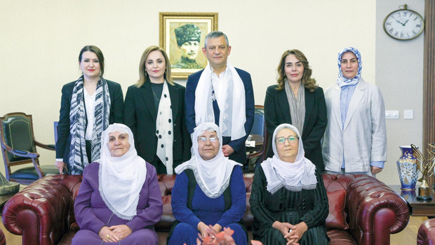 Barış Anneleri'nden Özgür Özel’e ziyaret