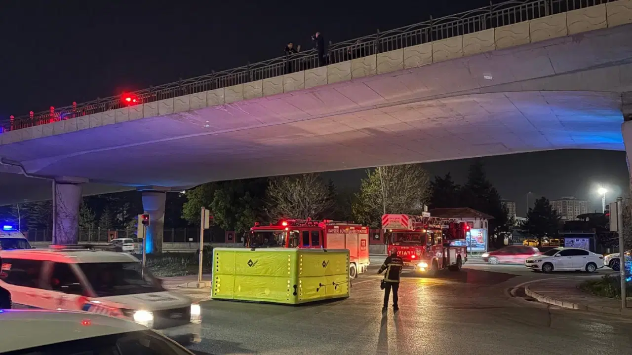 İntihar etmek için köprüye çıkan şahsı polis ikna etti