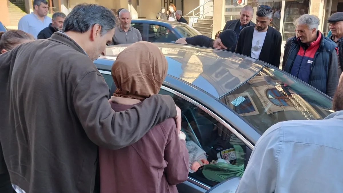 SON DAKİKA… Trabzon’da korku dolu anlar! 3 aylık bebeğini araçta o halde görünce ne yapacağını şaşırdı…