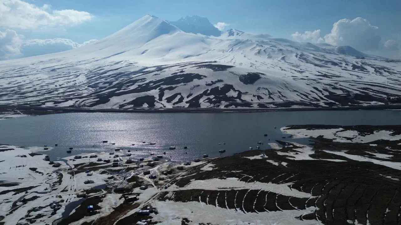 Erciyes'te kar erimeye başladı: Karavan ve çadırlar su altında kaldı