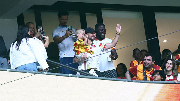 Dries Mertens ve ailesi şampiyonluk için RAMS Park’ta!