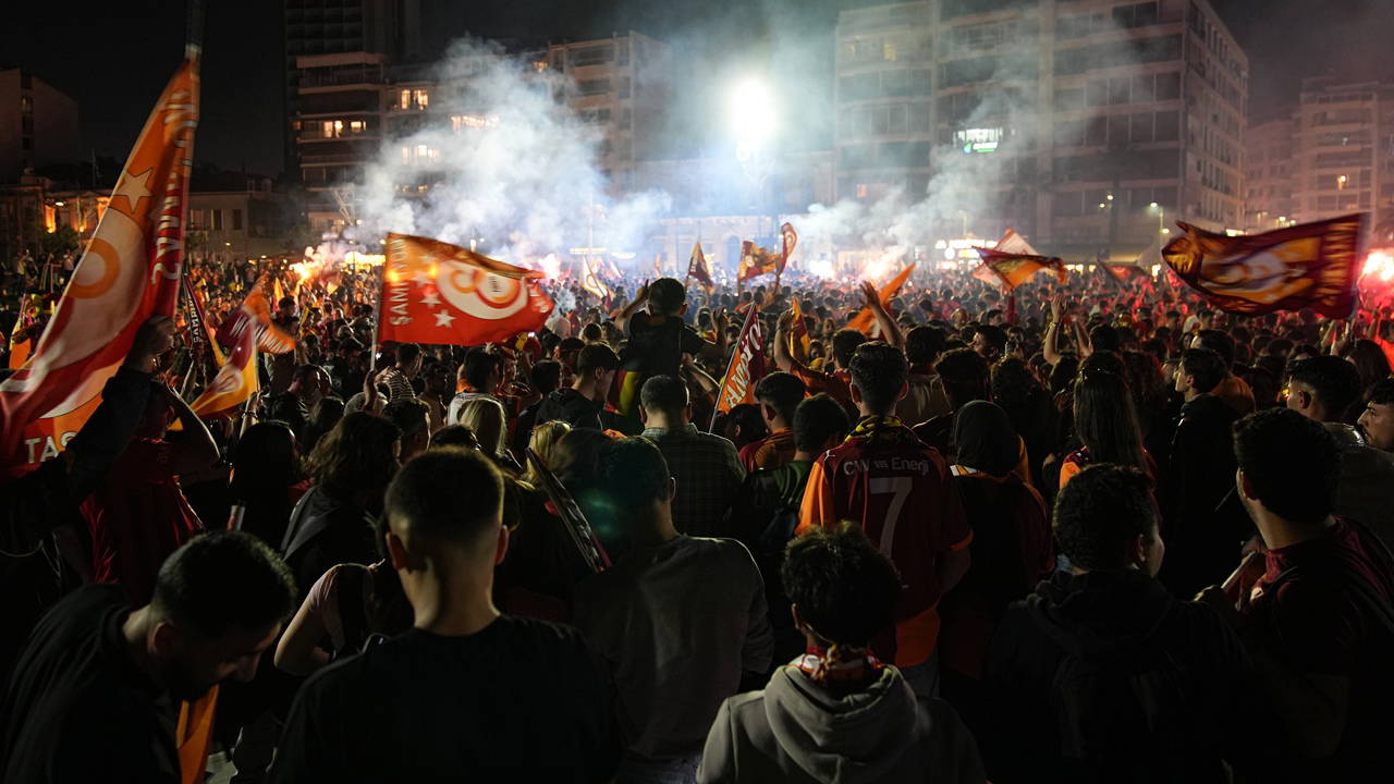 Taraftarlar meydanlara akın etti: Galatasaray'ın şampiyonluğu İstanbul'da coşkuyla kutlandı