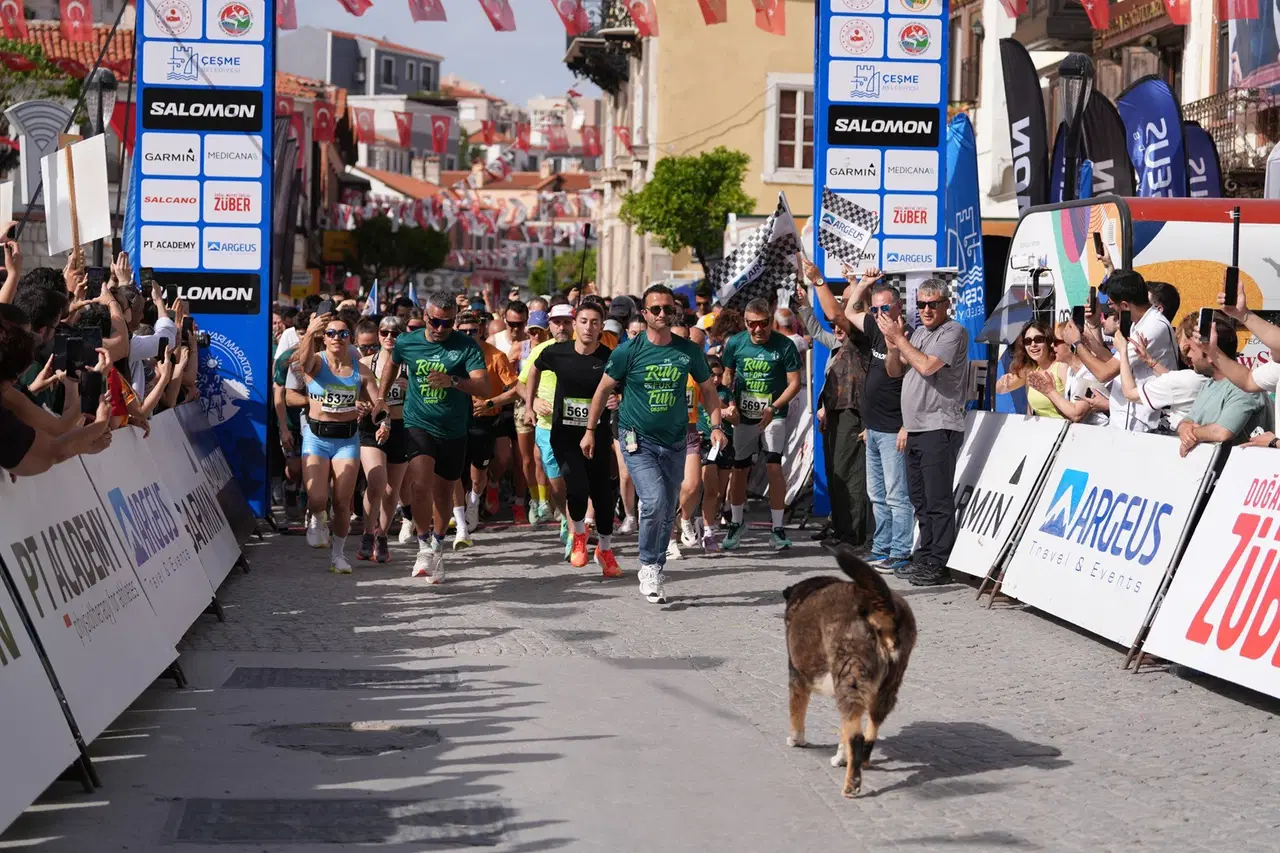 Salomon Çeşme Yarı Maratonu 5K gün batımı koşusuyla başladı