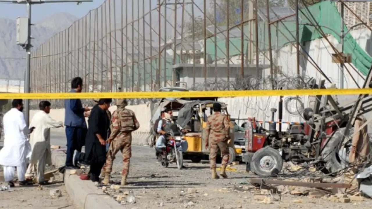 Pakistan'da karakola intihar saldırısı: En az 12 polis öldü