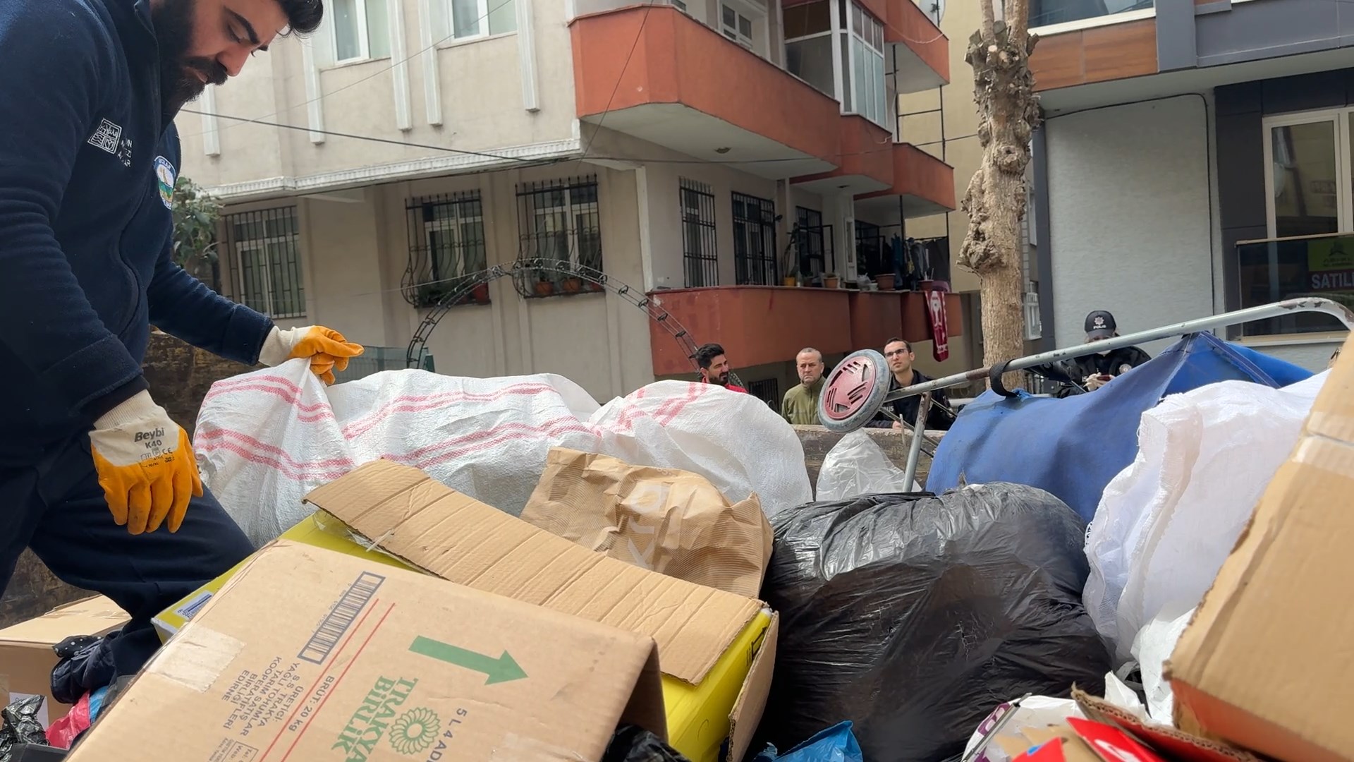 Sadece 5 saatte 3 kamyon çöp çıkarıldı, mahkeme 