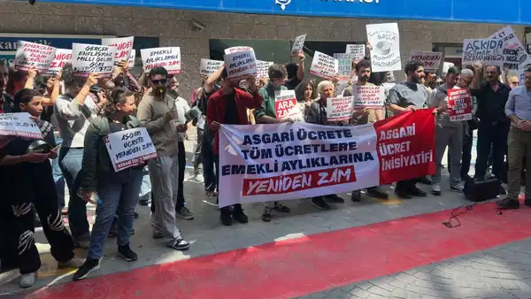 Asgari ücrete, emekli aylığına, ücretlere zam istediler! Tencere tavayla sokağa çıktılar