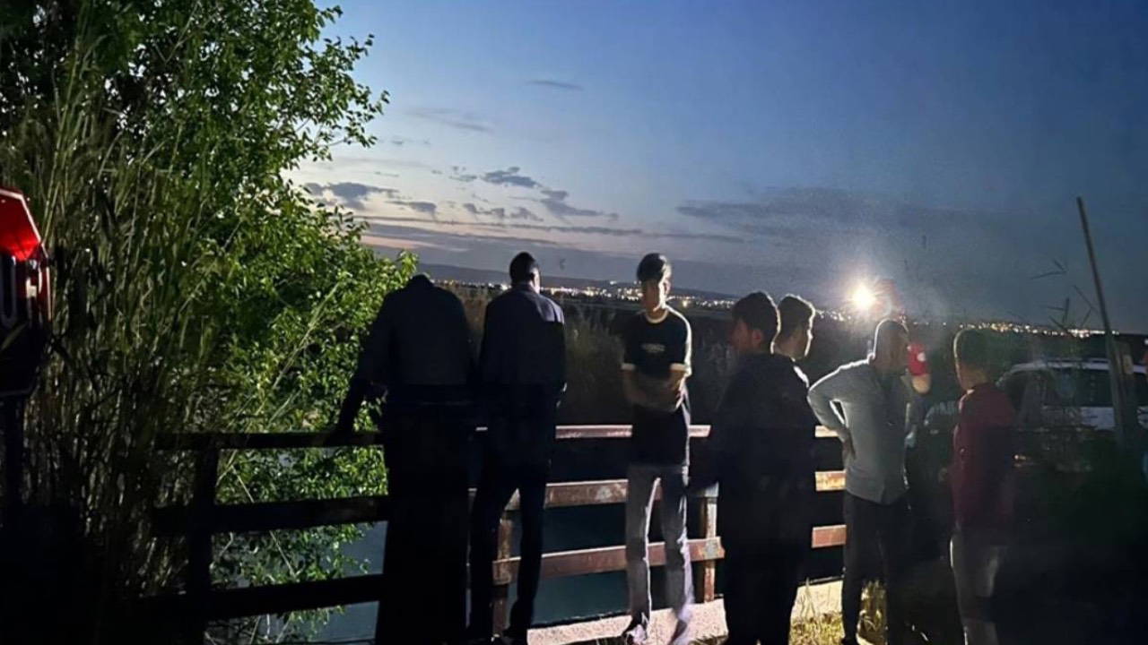 Şanlıurfa'da kanala devrilen otomobildekilere yardım etmek için suya atlayan bir kişi yaşamını yitirdi