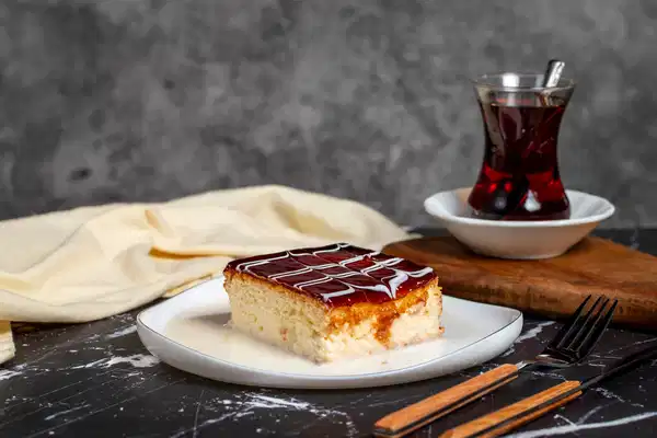 Pastane vitrinlerinin yıldızı: Asla çökmeyen tam ölçülü Karamelli Trileçe tarifi...