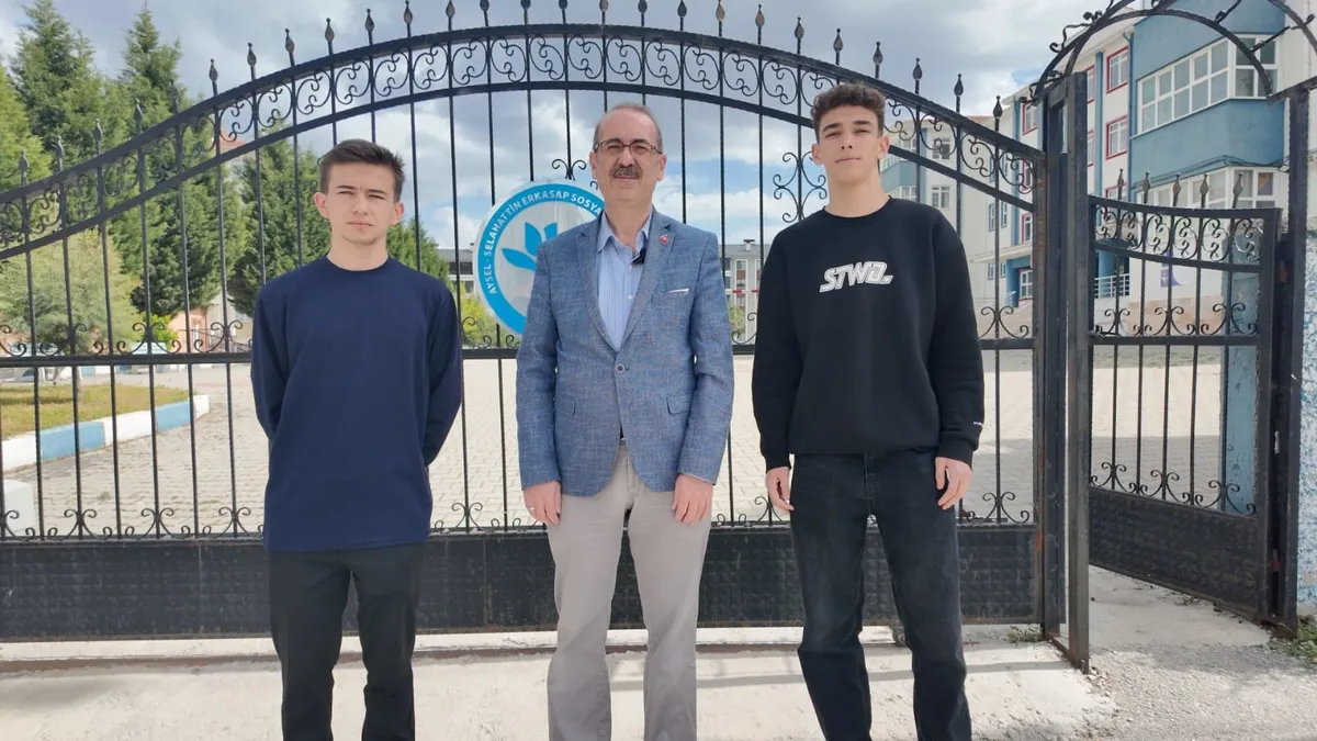 Kütahyalı öğrencilerden örnek davranış: Buldukları parayı polise teslim ettiler