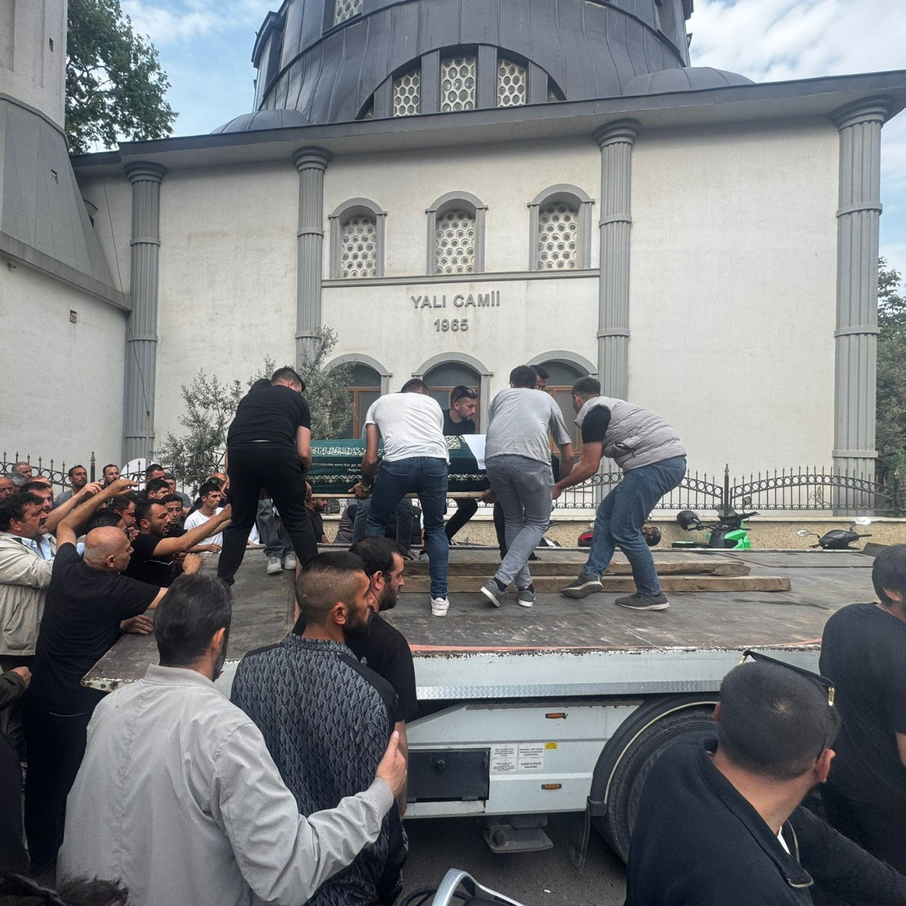 Balıkesir'in Erdek ilçesinde aracında yüksek sesle müzik dinlediği gerekçesiyle çıkan tartışmada Ali Topallar (50)