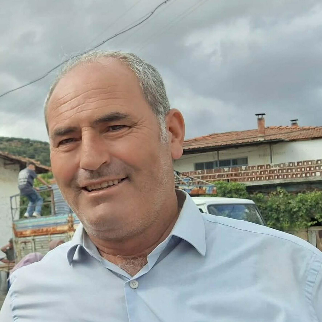 Manisa'nın Selendi ilçesinde zeytin bahçesinde traktörünün üzerinde av tüfeğiyle vurulmuş halde bulunan mahalle muhtarı Niyaz