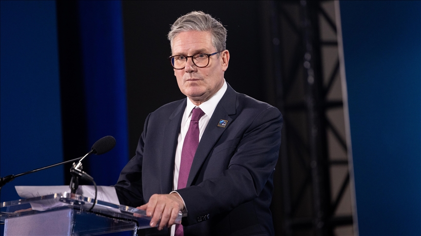 İngiltere Başbakanı Keir Starmer İngiltere 'de iktidardaki İşçi Partisi milletvekili yaklaşık 70 kişi, 7 Mayıs'ta yapılan
