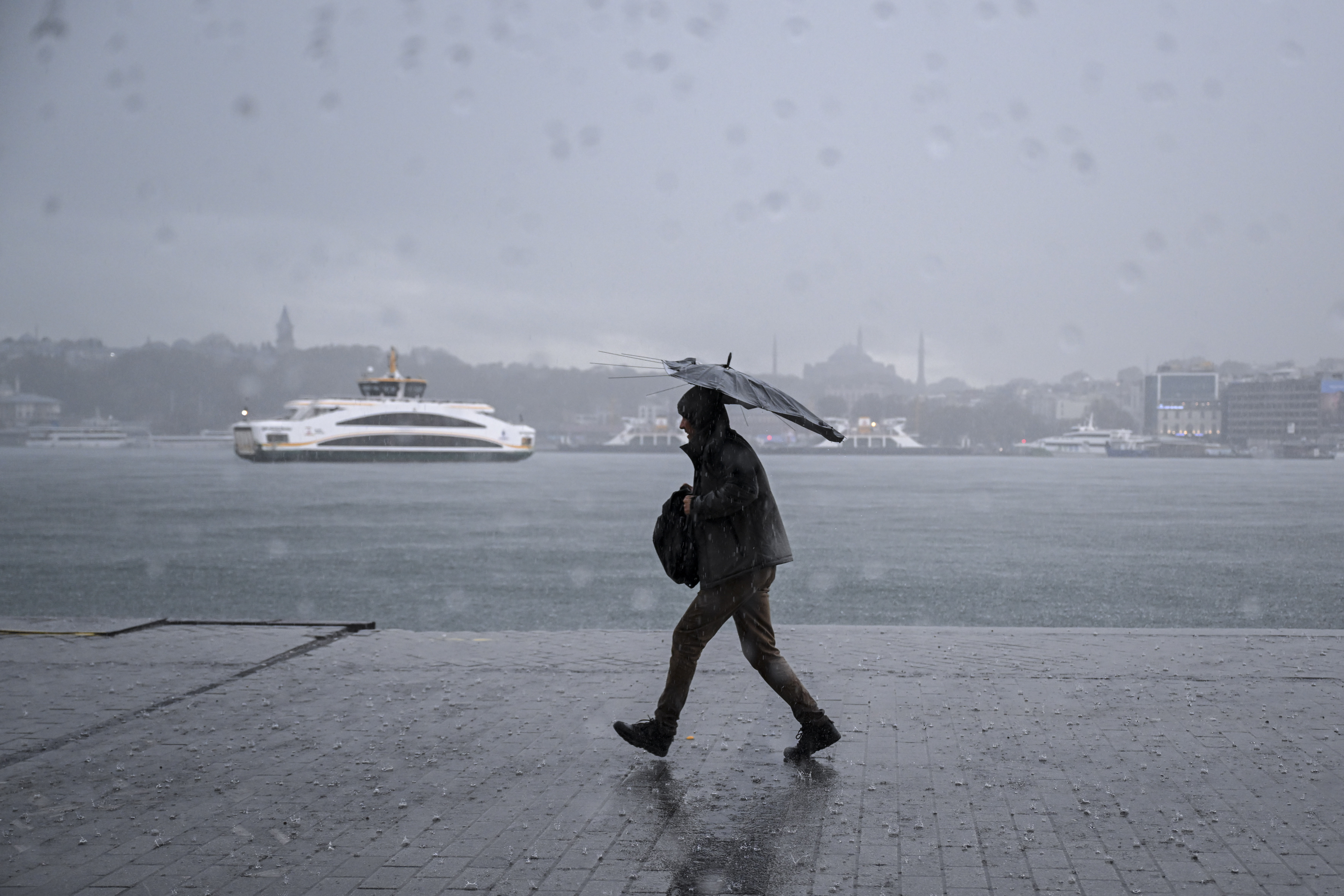 Samsun'un Havza ilçesinde 10 dakika etkili olup sele neden olan yağışların benzeri, bugün Türkiye'nin büyük bölümünde etkili 
