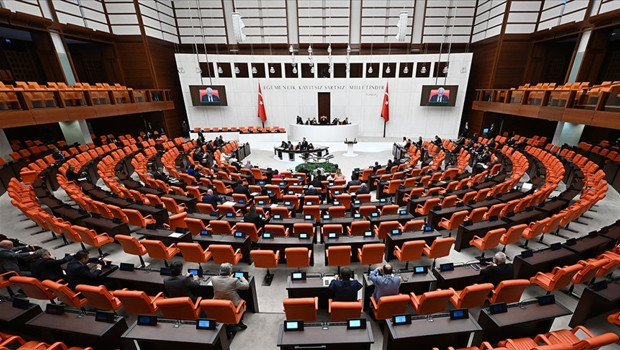 - Bahadır Yenişehirlioğlu ( AK Parti Grup Başkanvekili): Siyaset kurumu son derece değerli ve özenle korumamız gereken bir al