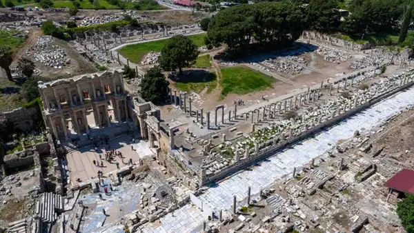 Efes Antik Kenti’nde 'taş hastanesi' kuruldu: Yüzyıllardır kayıp olan sütunlar yerlerine dönüyor