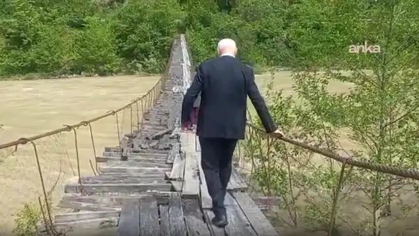 Giresun’un Tirebolu ilçesine bağlı Dokuzkonak Köyü’nde, yıllardır yenilenmesi beklenen asma köprünün çürüyen tahtaları nedeni