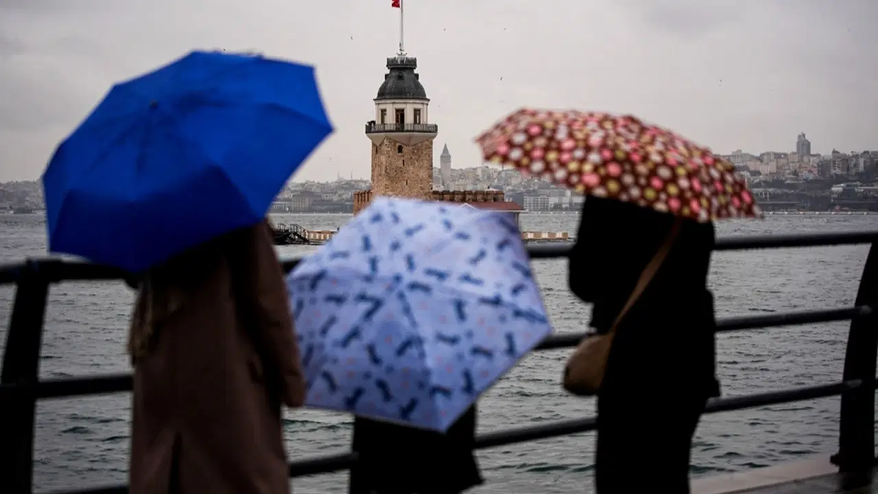 AKOM verilerine göre, bugün İstanbul'da öğle saatlerine kadar yağışlı bir hava etkili oluyor.