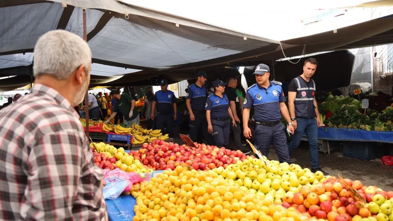 Toroslar Belediyesi, yurttaşların semt pazarlarında sağlıklı ve güvenilir bir ortamda alışveriş yapabilmesi amacıyla denetiml