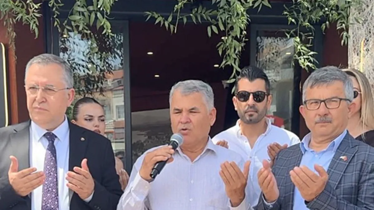 Fethiye'deki meyhane açılışı için düzenlenen törene çağrılan ve yeni emekli olduğu öğrenilen bir imam dua etti.