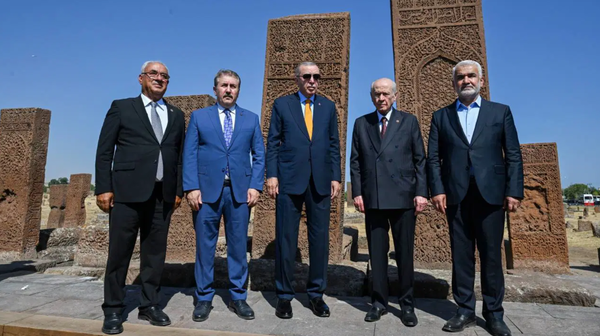 Büyük Birlik Partisi (BBP) Genel Başkanı Mustafa Destici , partisinin İstanbul İl Başkanlığı'nda basın toplantısı düzenledi.