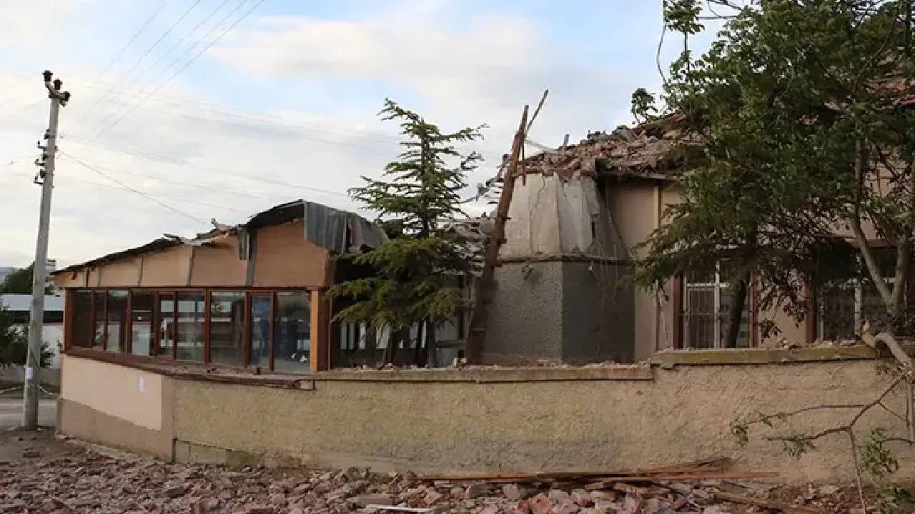 Eskişehir’in Odunpazarı ilçesine bağlı kırsal Yassıköy Mahallesi’nde yıldırım düşen caminin minaresi yıkıldı, moloz parçaları