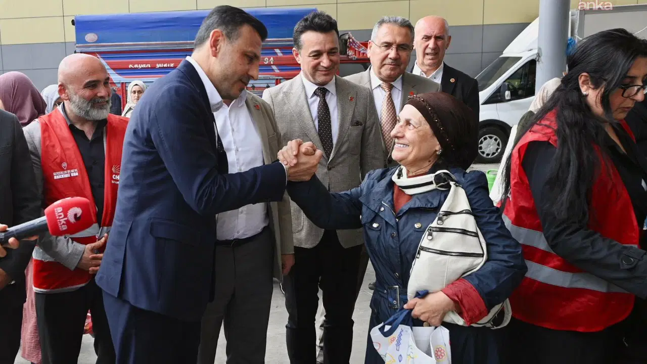 CHP İstanbul İl Başkanı Özgür Çelik, bugünkü saha çalışmasına Bağcılar'da İlçe Başkanı Özkan Akar, meclis üyeleri, ilçe yönet