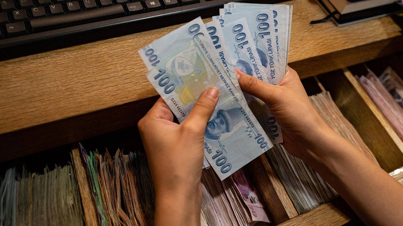 Türkiye Cumhuriyet Merkez Bankası (TCMB) Başkanı Fatih Karahan , yardımcılarıyla birlikte yılın ikinci Enflasyon Raporu sunum