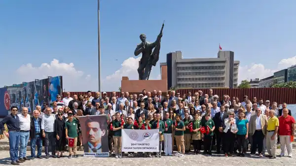 İzmir'in işgalinin başladığı 15 Mayıs 1919 tarihinde ilk kurşunu atarak direnişin simgesi olan gazeteci Hasan Tahsin,