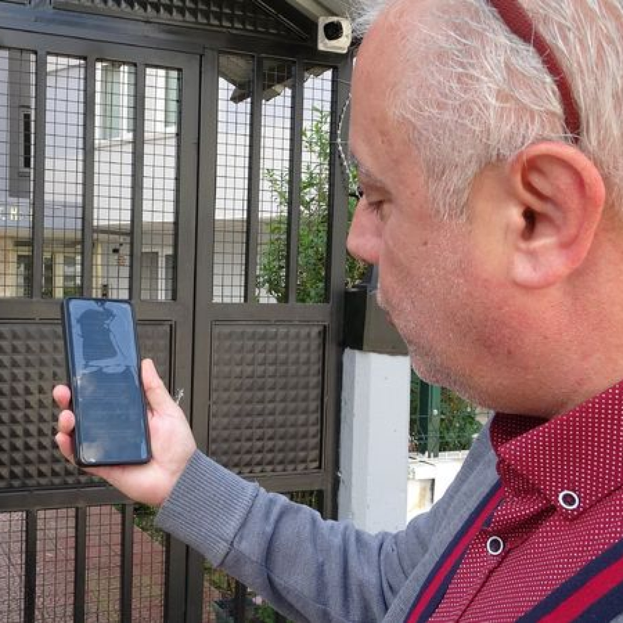 Antalya'da bir vatandaşın ikametine kimliği belirsiz kişiler tarafından 4 yıldır internet üzerinden aynı saat aralığında onla